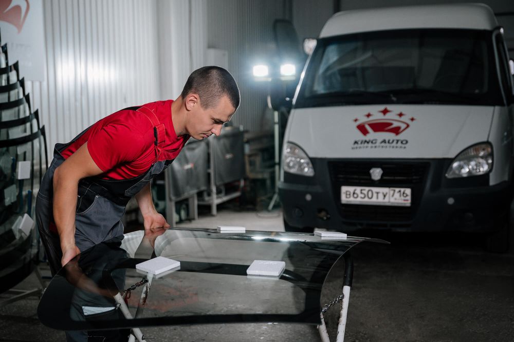 Расширенная гарантия - второе стекло в подарок! В течении года при появлении скола или трещины, предоставим новое стекло бесплатно.